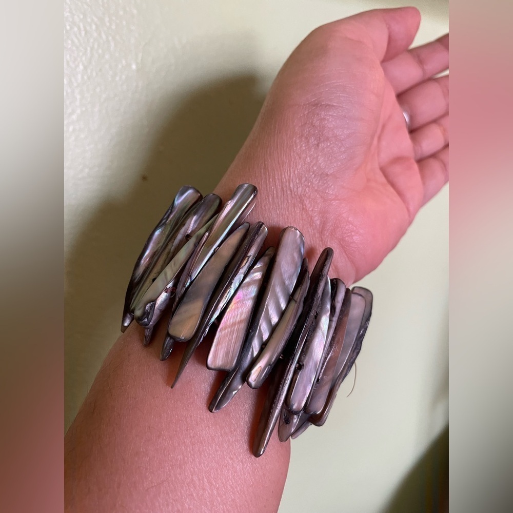 Elegant Elegant Iridescent Gray Mother of Pearl Bracelet - Picture 2 of 5